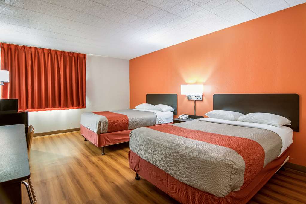 MOTEL 6 NEW STANTON, PA-guestroom-Guest Room,Bedding,Queen bed,Guest Room Amenity,Mini-Refrigerator,Sitting area,On-Site,Furnishings,Telephone,Double Room,Standard Room.jpg