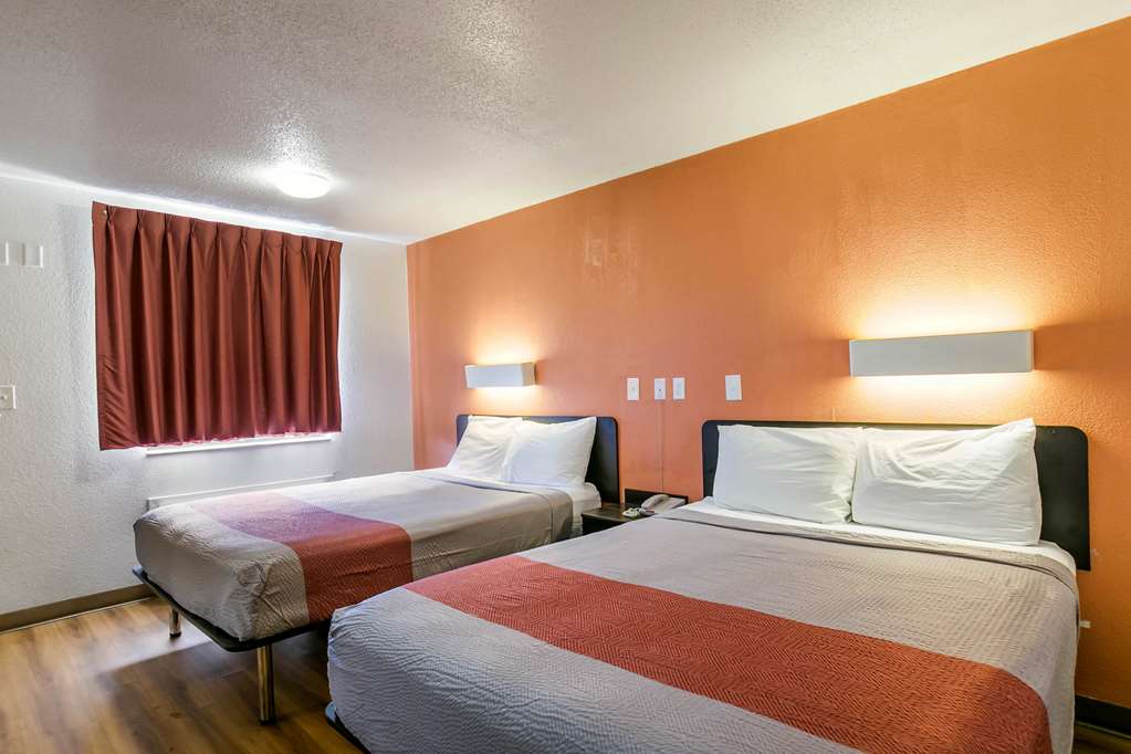 MOTEL 6 DOTHAN-guestroom-Guest Room,Bedding,Queen bed,Guest Room Amenity,On-Site,Furnishings,Telephone,Double Room,Standard Room.jpg