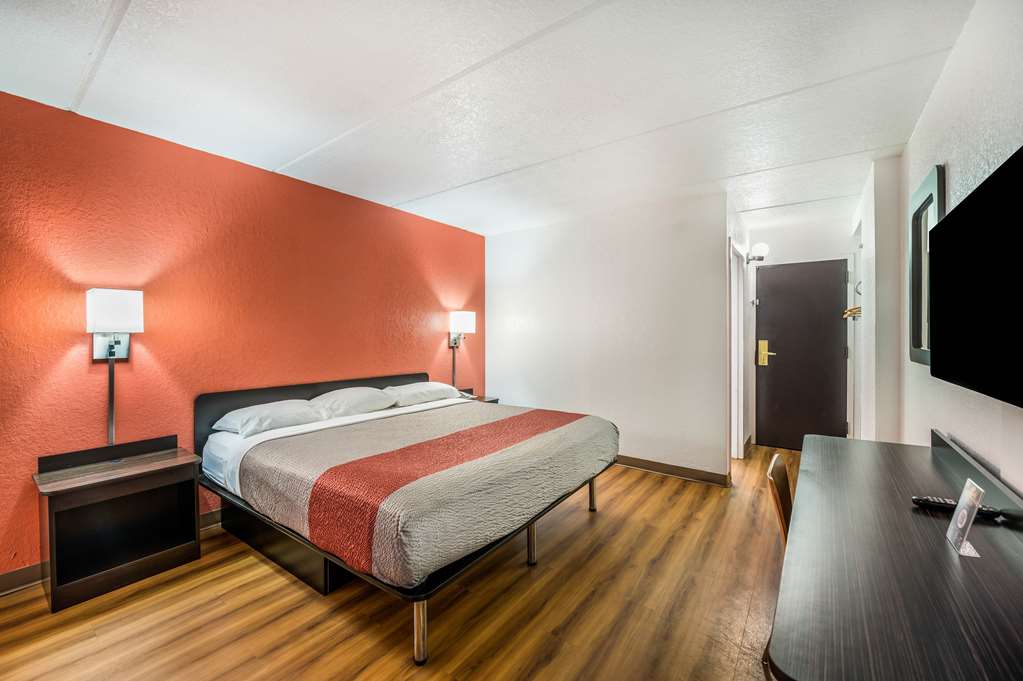 MOTEL 6 HENDERSON, TX-guestroom-Guest Room,On-Site.jpg