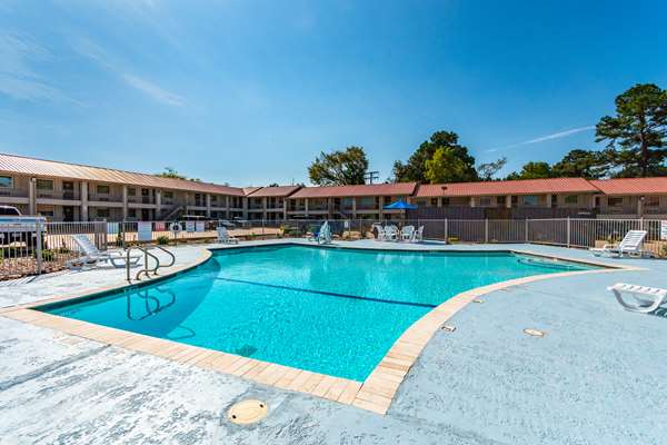 Pool - Studio 6 Extended Stay Hotel Huntsville - I-45, Exit 115