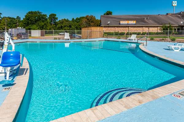 Pool - Studio 6 Extended Stay Hotel Huntsville - I-45, Exit 115