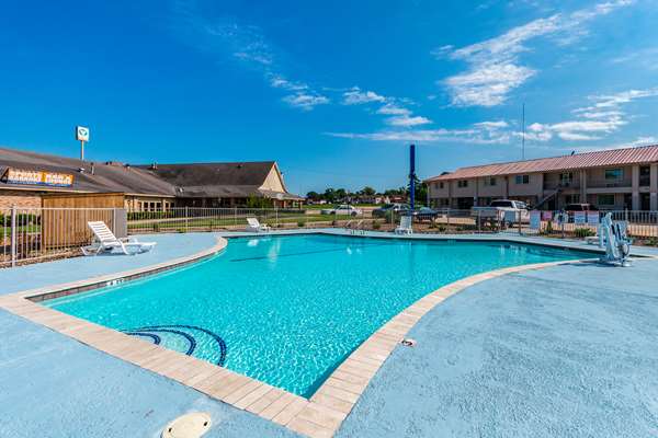 Pool - Studio 6 Extended Stay Hotel Huntsville - I-45, Exit 115