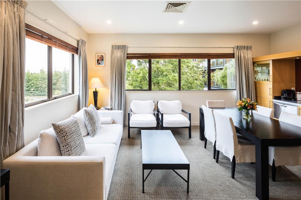 COMMODORE AIRPORT HOTEL-guestroom-Guest Room,Suite,On-Site.jpg