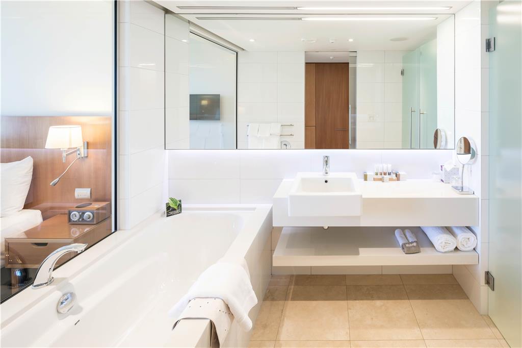 COMMODORE AIRPORT HOTEL-guestroom-Guest Room,Bathroom,On-Site.jpg