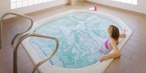 Pool - Pacific Inn & Suites Kamloops