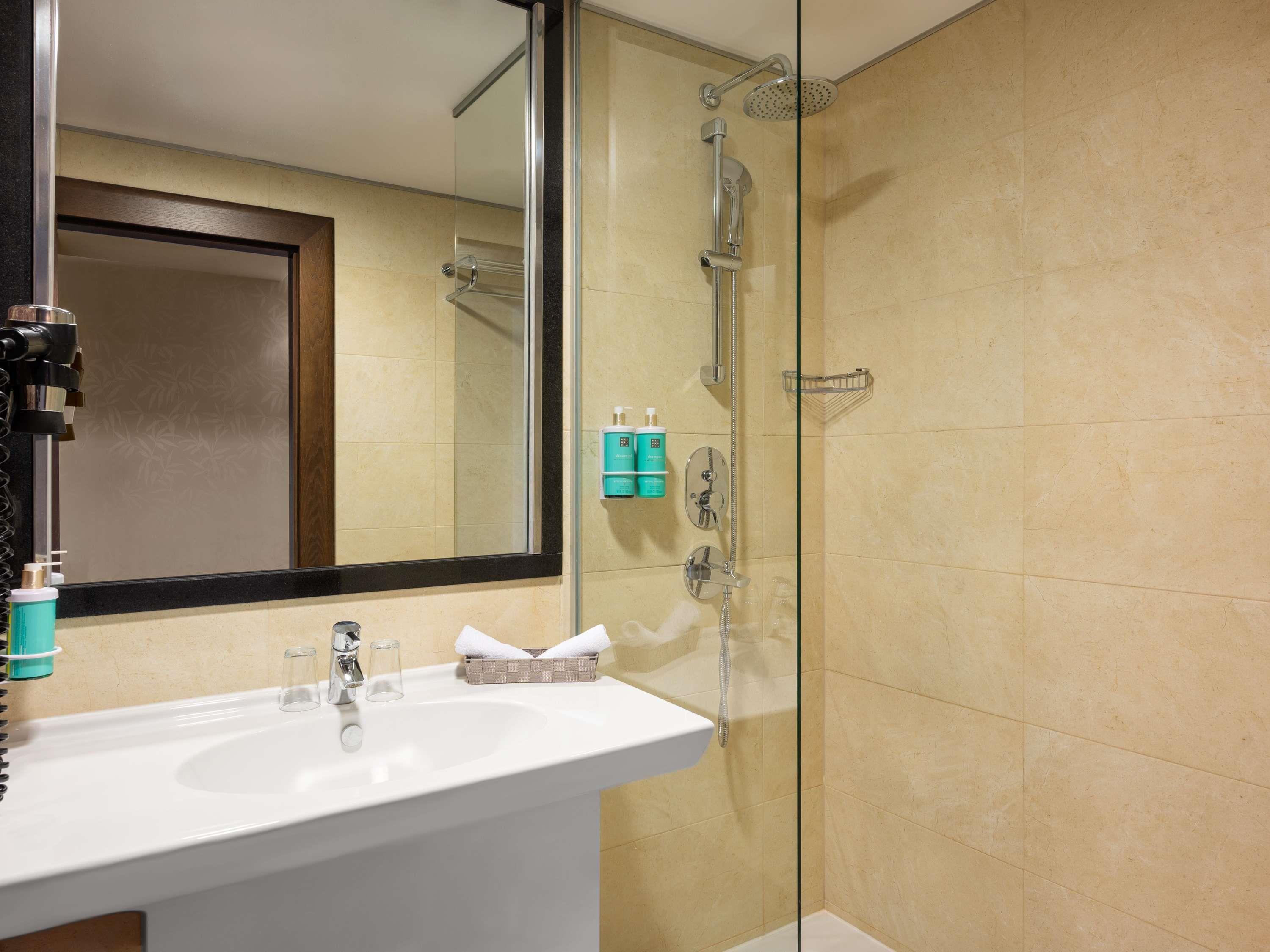 M Room Type - Superior double room with king size bed