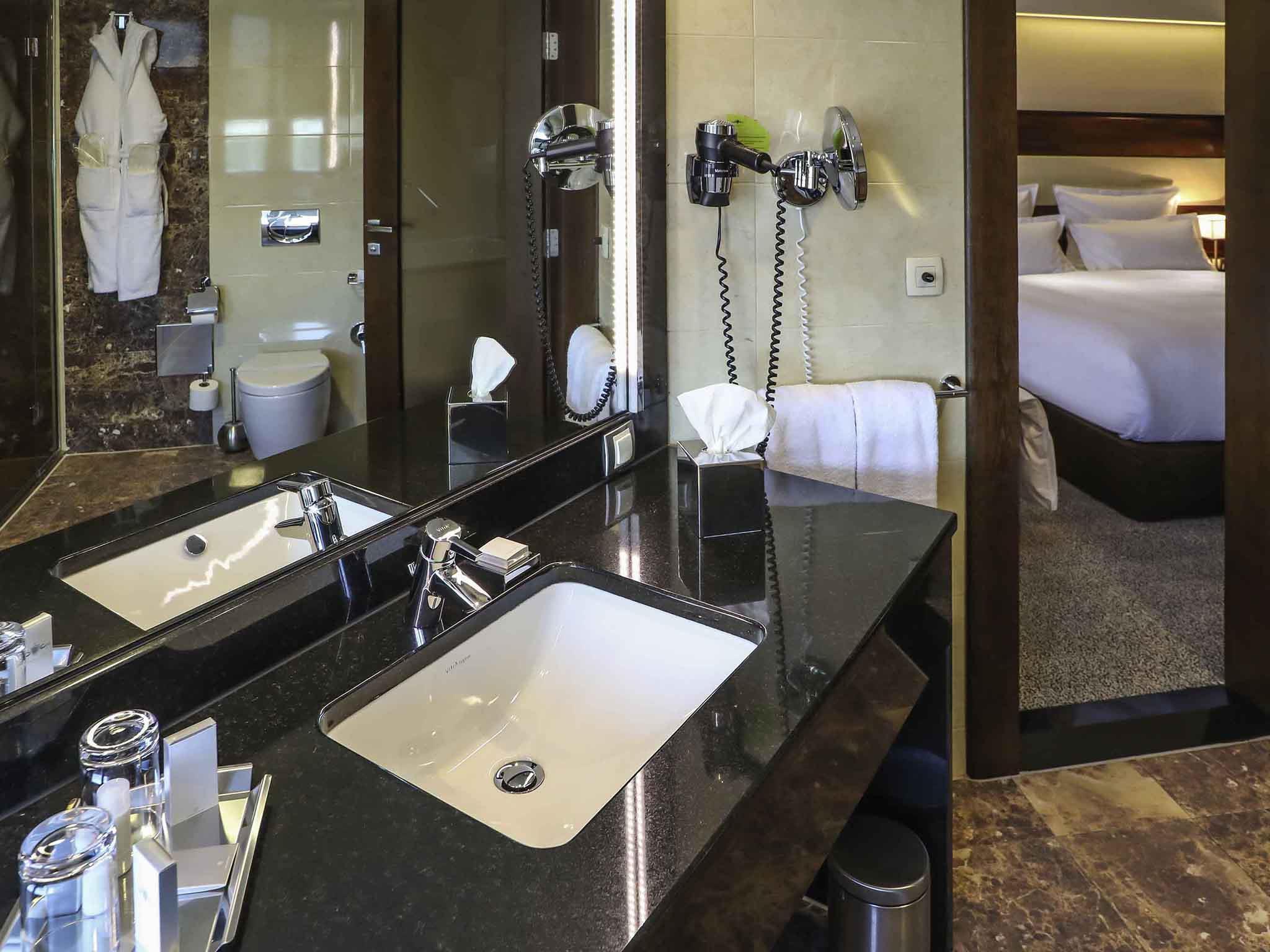 M Room Type - Deluxe Room with King-Size Bed or Twin Beds
