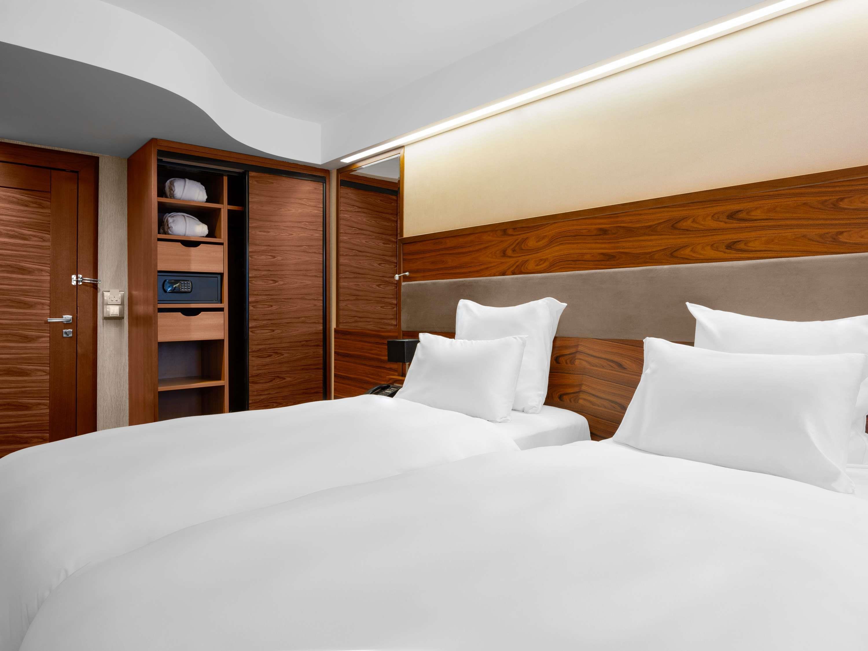 M Room Type - Advantage Room with king or twin size bed and extra sofa