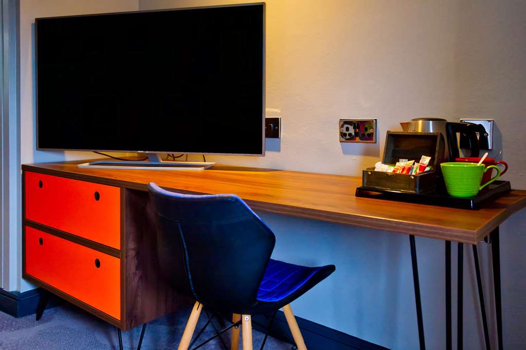 VILLAGE MANCHESTER HYDE-guestroom-Guest Room,Guest Room Amenity,On-Site.jpg