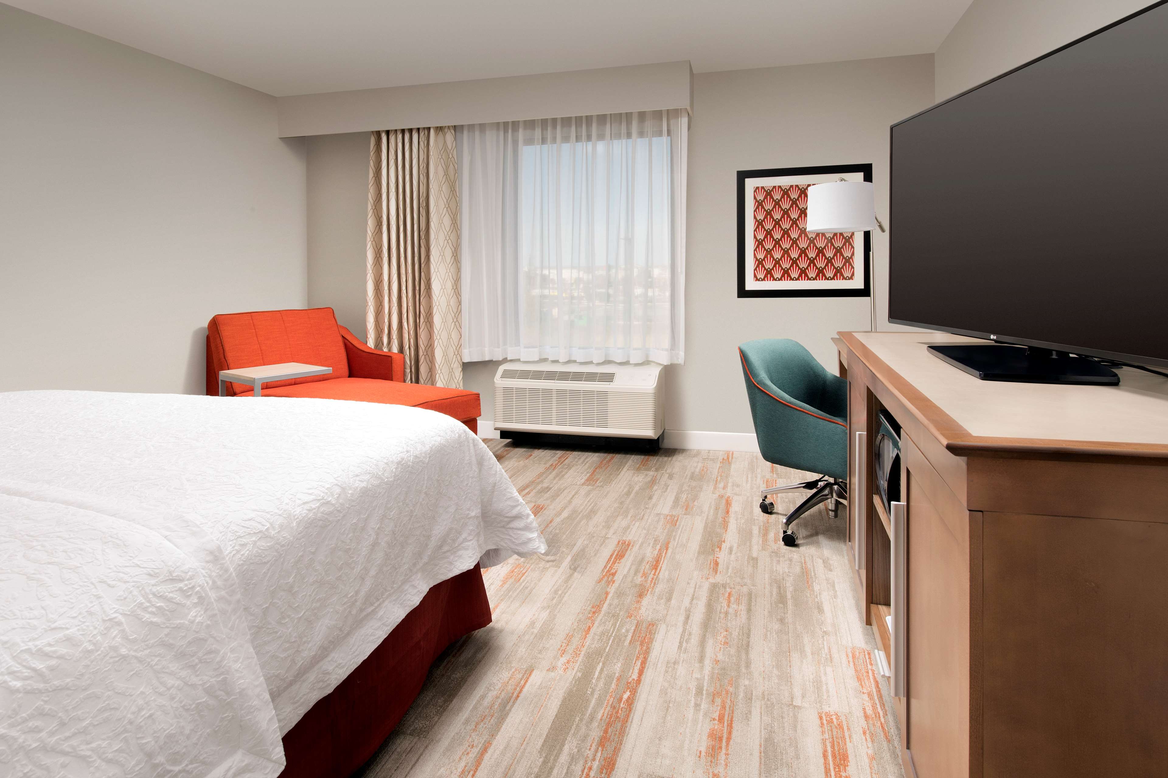 Hampton Inn & Suites San Antonio Lackland AFB SeaWorld Room Type - 1 KING MICROWAVE FRIDGE NS