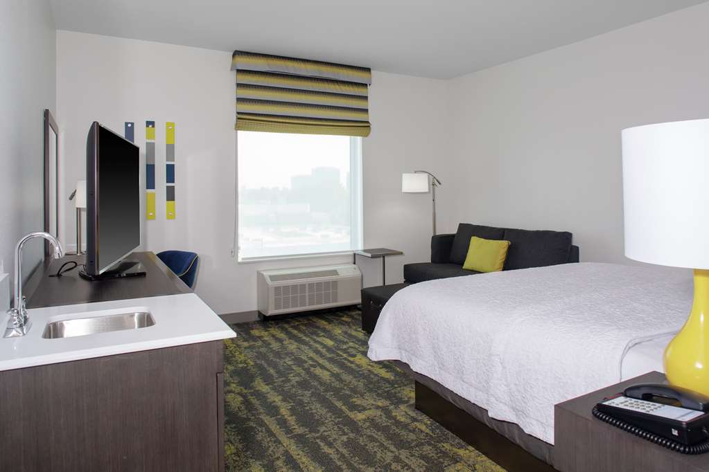 Hampton Inn & Suites by Hilton-Irvine/Orange County Airport - Tap to explore photos