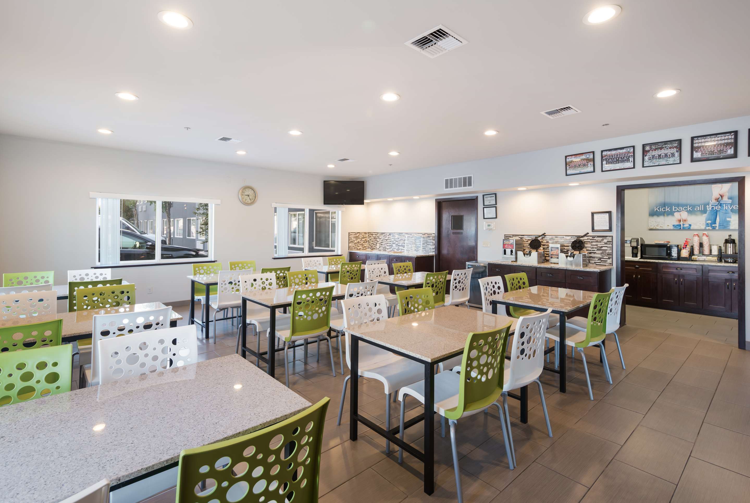 Breakfast Area | GuestHouse Kennewick
