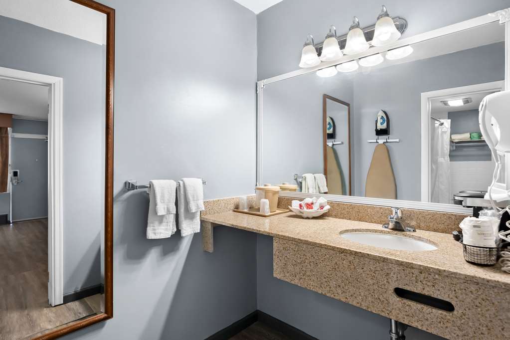 SureStay Plus by Best Western Brandywine Valley-guestroom-Guest Room,Bathroom,On-Site.jpg