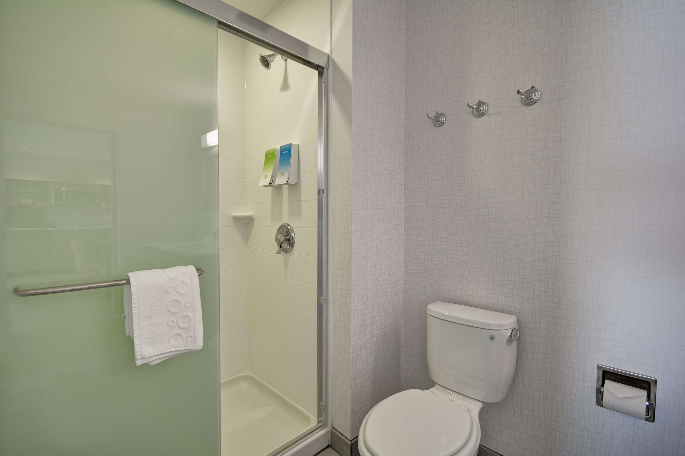Guest room bath