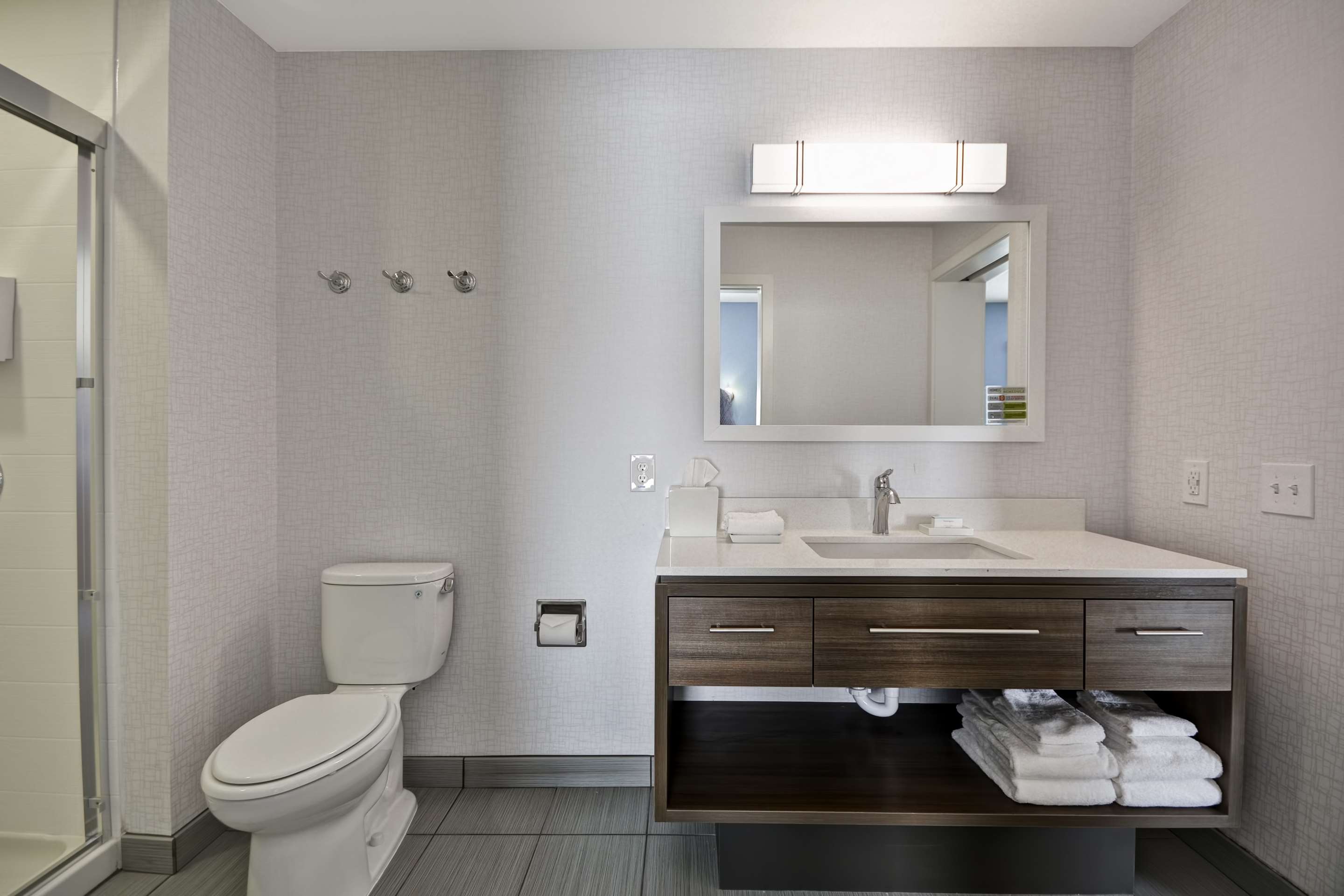 Guest room bath