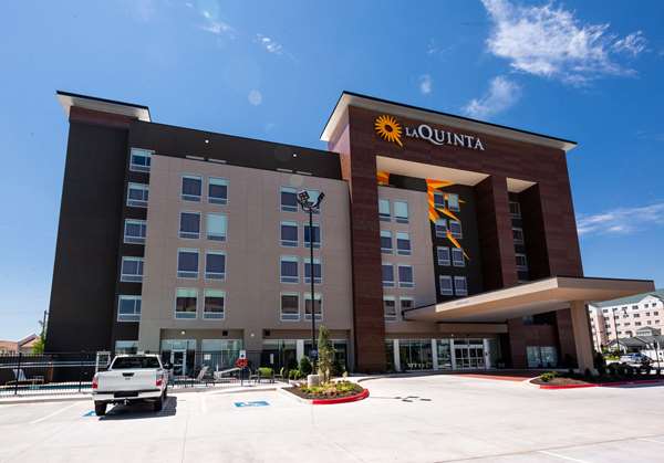 Exterior view - La Quinta Inn & Suites Airport Oklahoma City - I-40, Exit 145