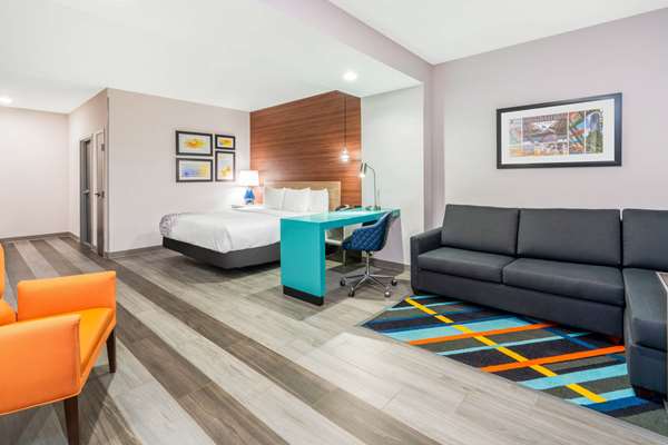 Suite - La Quinta Inn & Suites Airport Oklahoma City - I-40, Exit 145