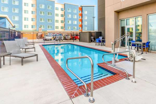 Pool - La Quinta Inn & Suites Airport Oklahoma City - I-40, Exit 145