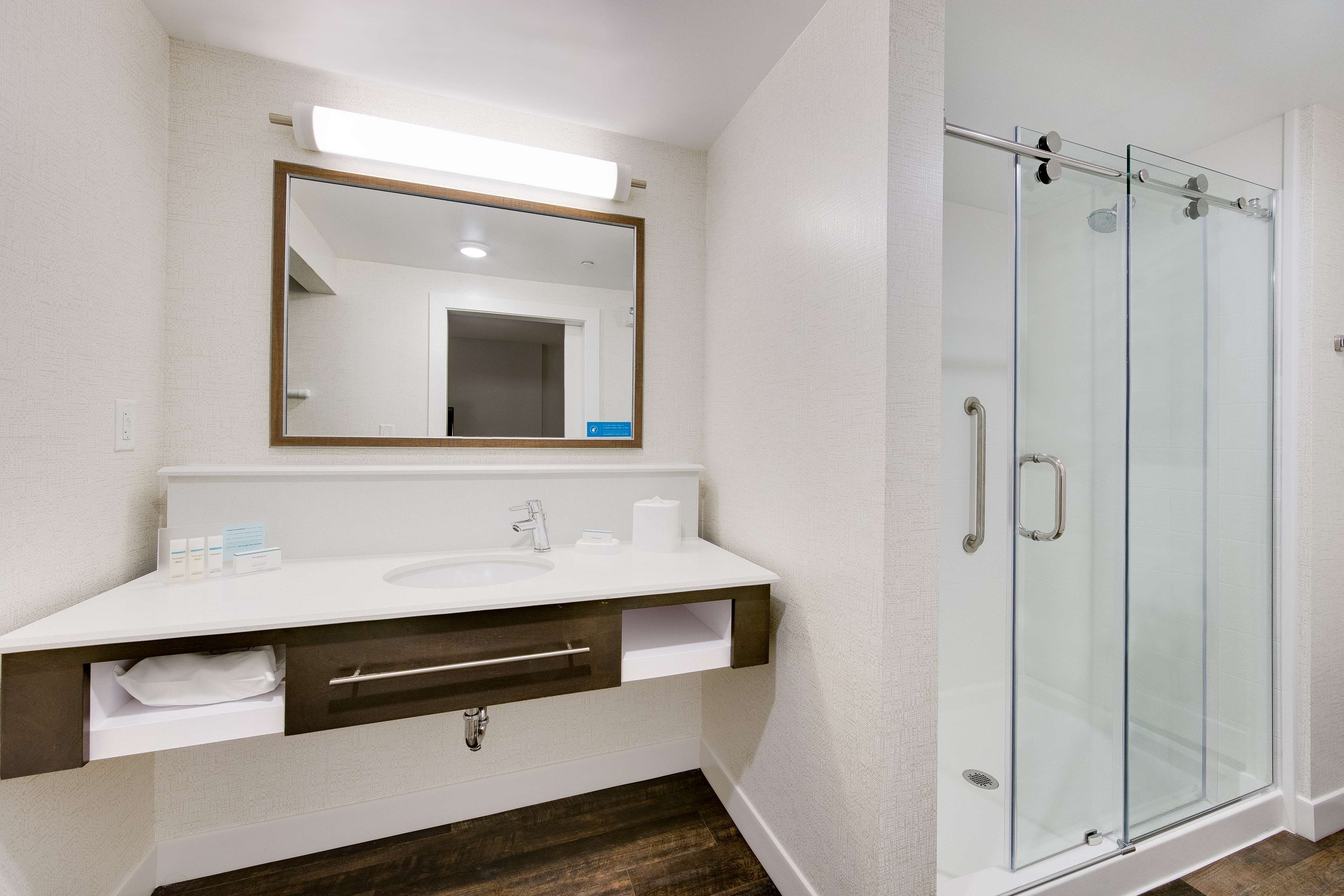 Hampton Inn & Suites by Hilton Fort Worth Downtown Room Type - 1KN STDO MIC FRIDG WTBR NS