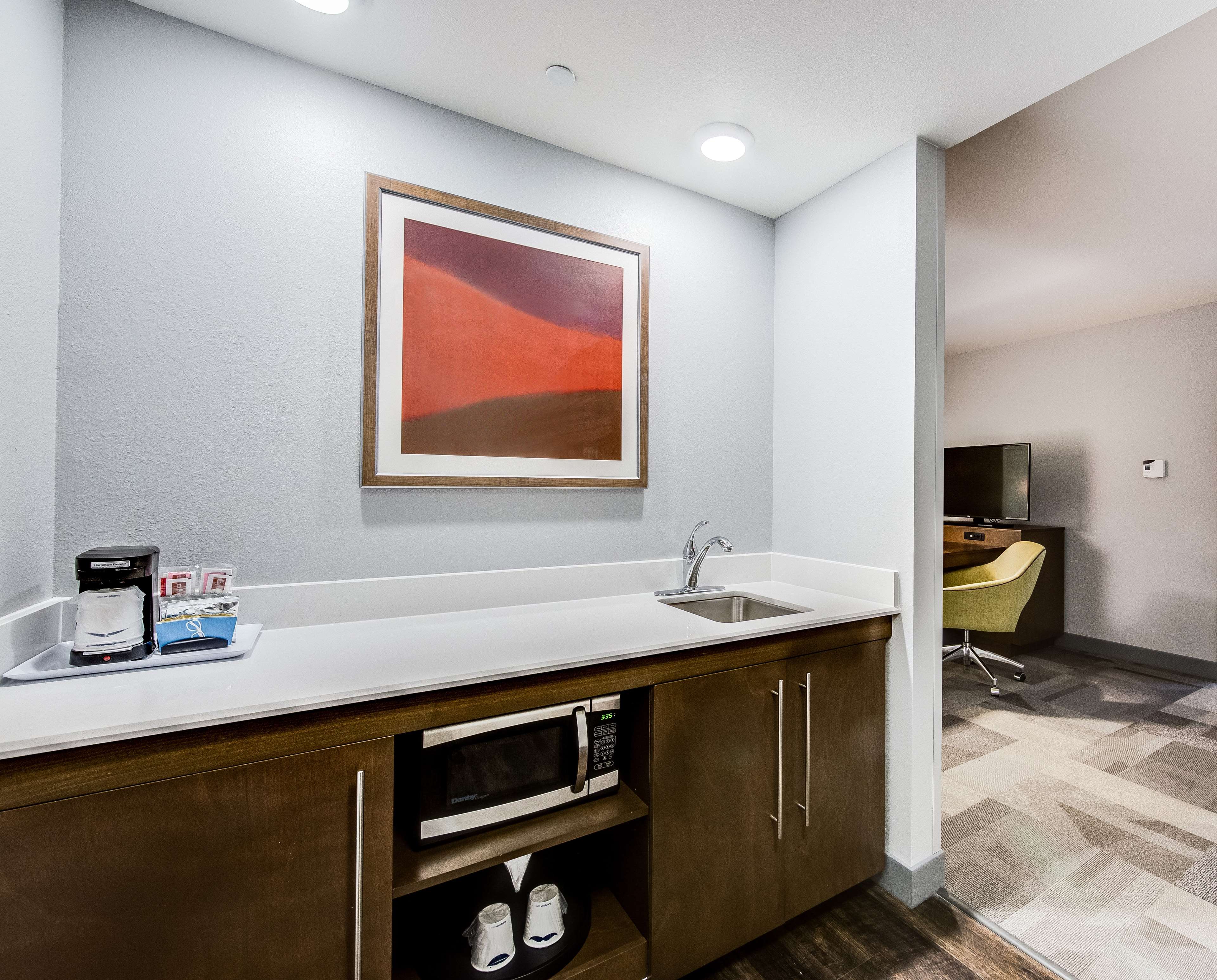 Hampton Inn & Suites by Hilton Fort Worth Downtown Room Type - 1 KN ACC TUB SUITE NOSMOK