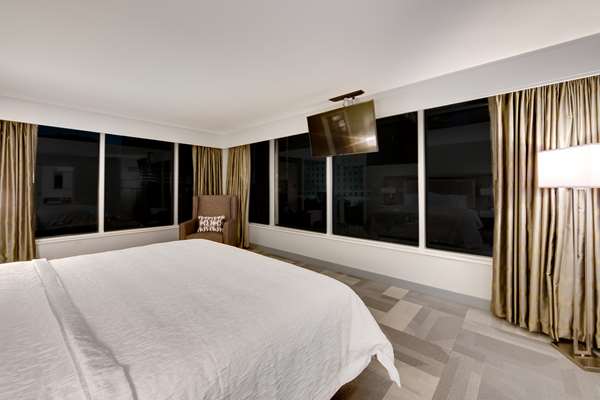  - Hampton Inn & Suites Downtown Fort Worth - I-35, Exit 52A