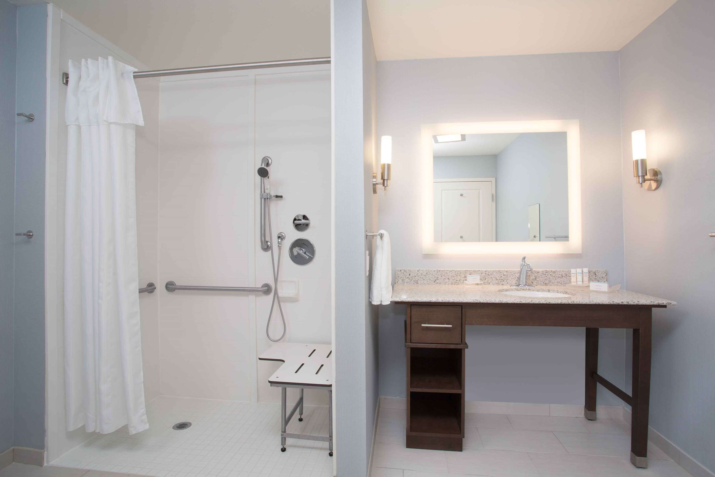 Guest room bath