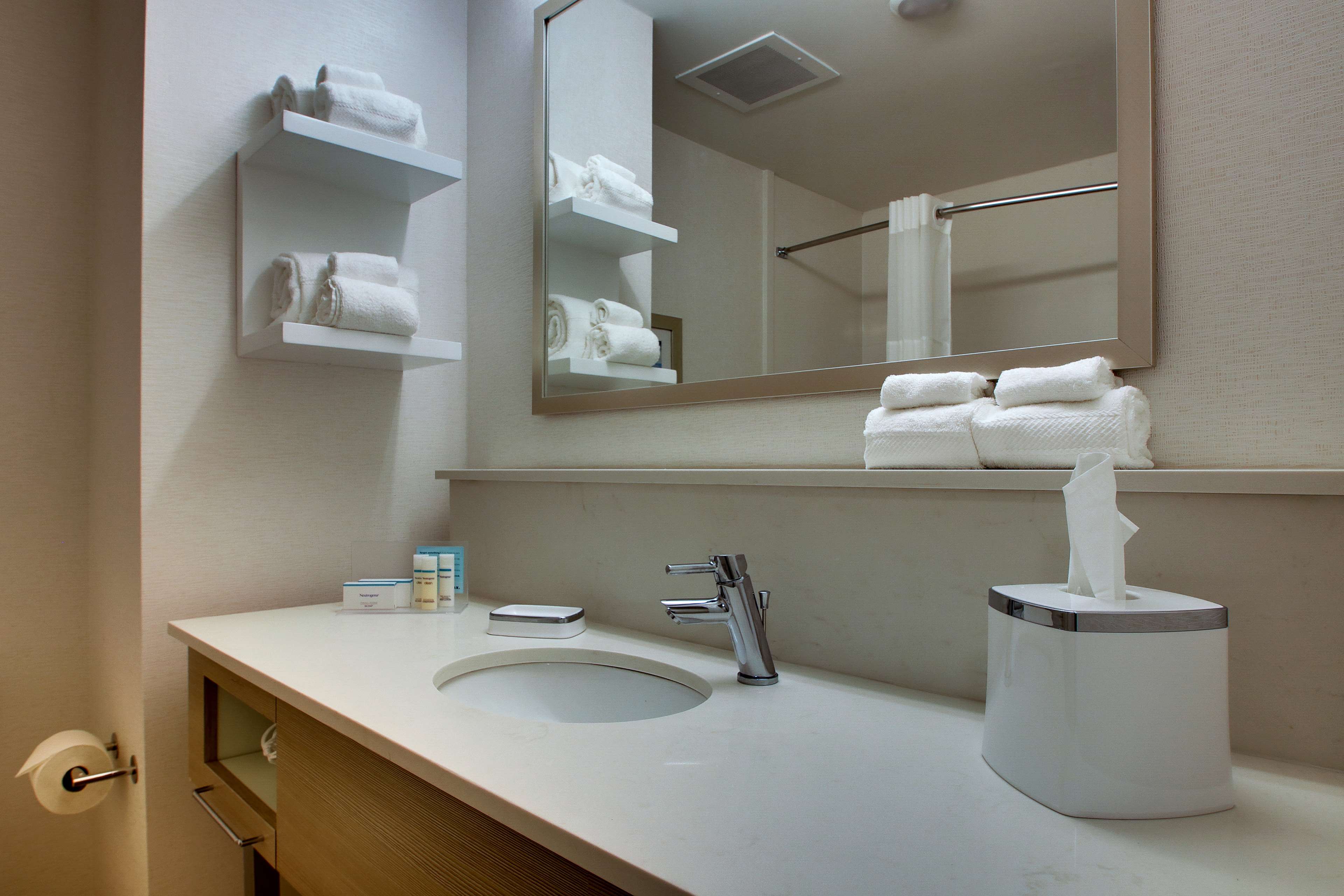 Hampton Inn by Hilton Sneads Ferry North Topsail Beach Room Type - 1KG MOB HEAR ACC RI-SHW NS