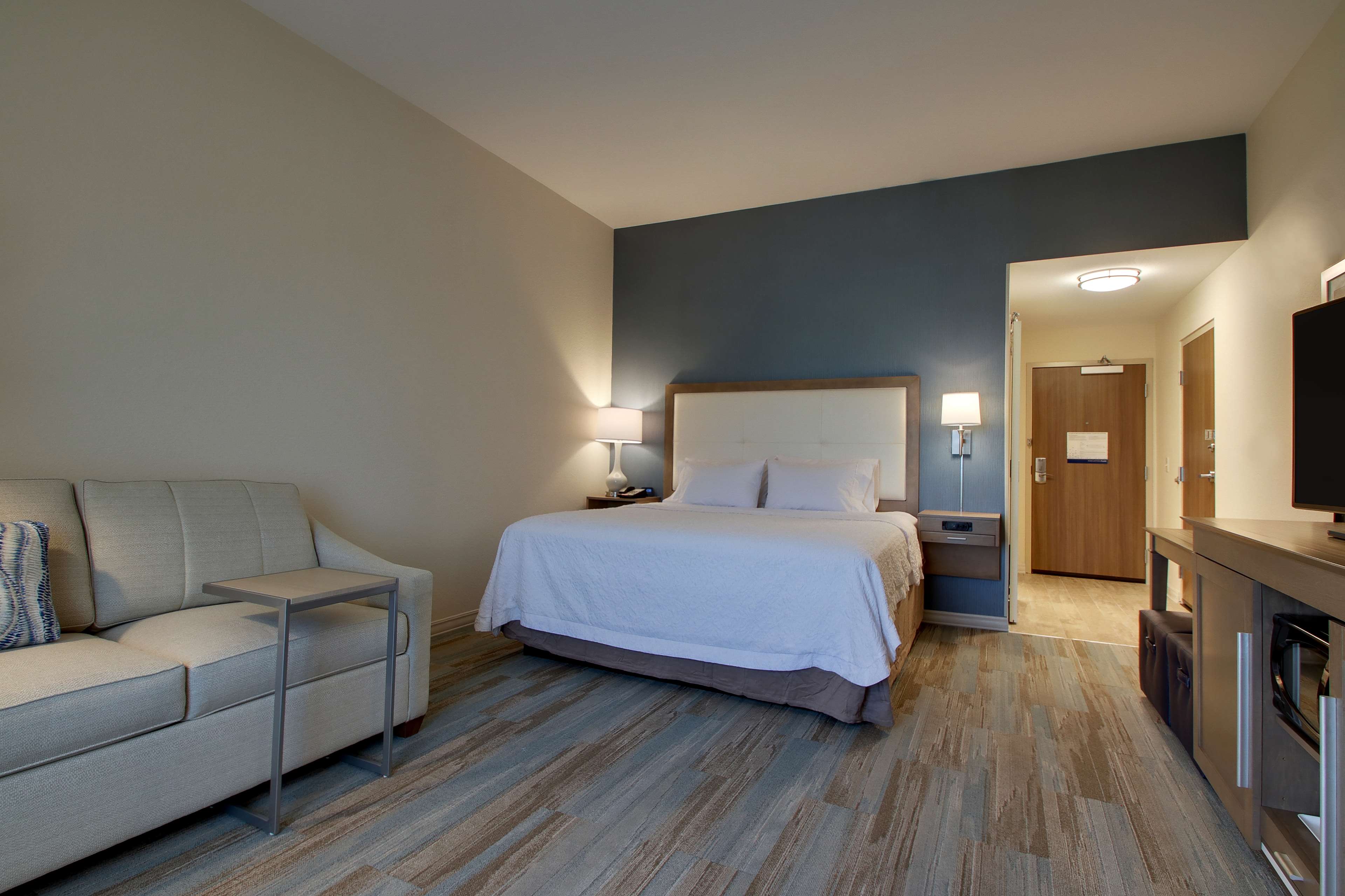 Hampton Inn by Hilton Sneads Ferry North Topsail Beach Room Type - 1 KING SFBD MIC FRG NS