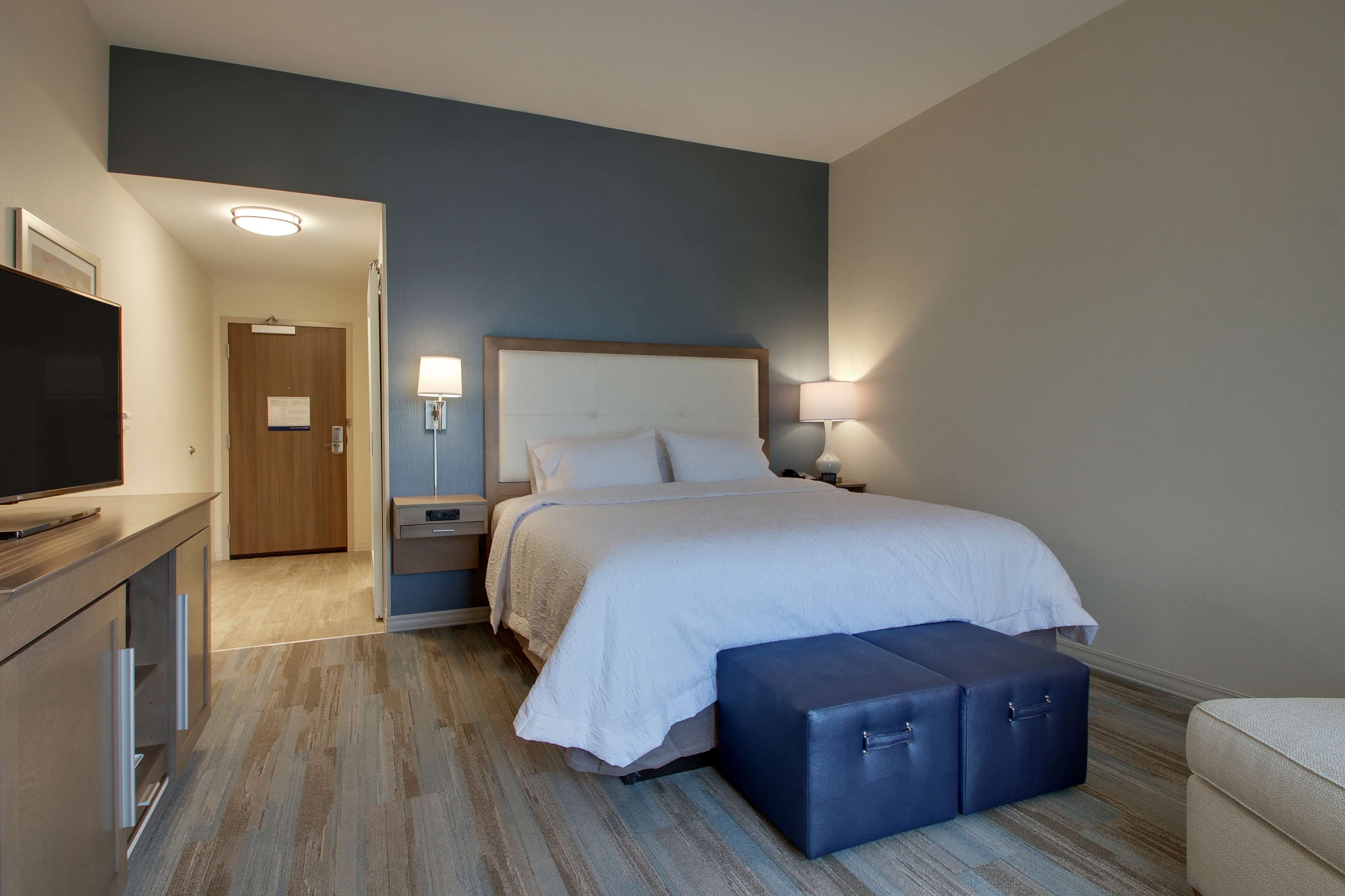 Hampton Inn by Hilton Sneads Ferry North Topsail Beach Room Type - 1 KING MICROWV FRIDGE NS