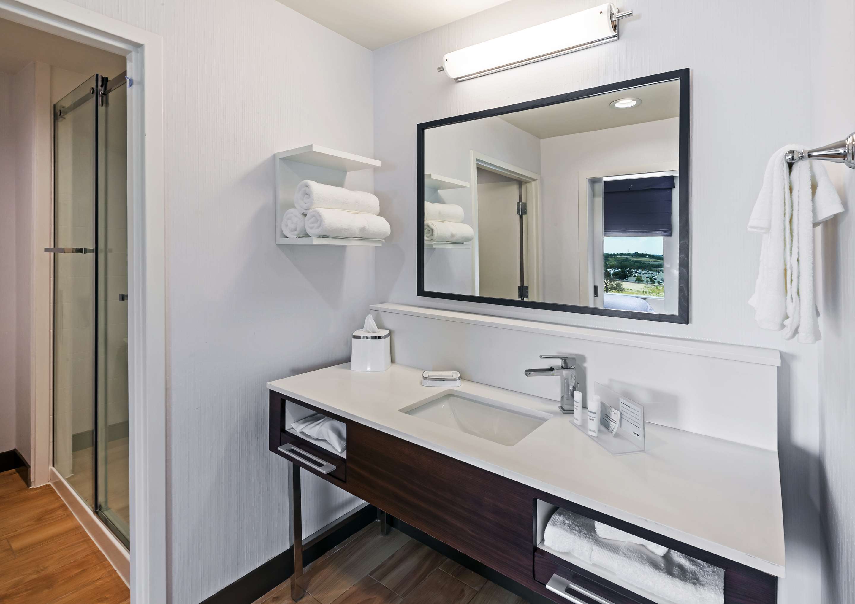 Guest room bath