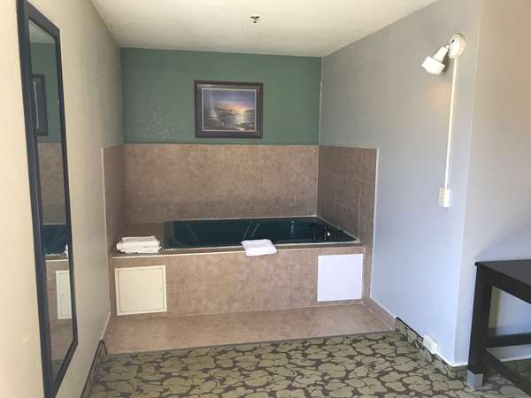 Suite - SureStay Plus by Best Western Bettendorf - I-74, Exit 2