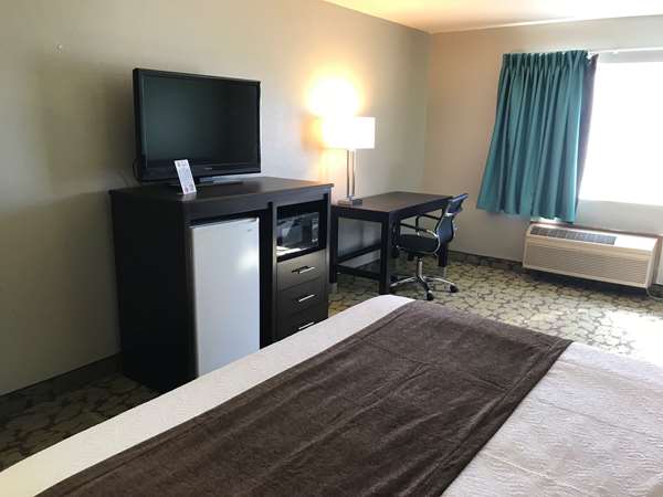  - SureStay Plus by Best Western Bettendorf - I-74, Exit 2