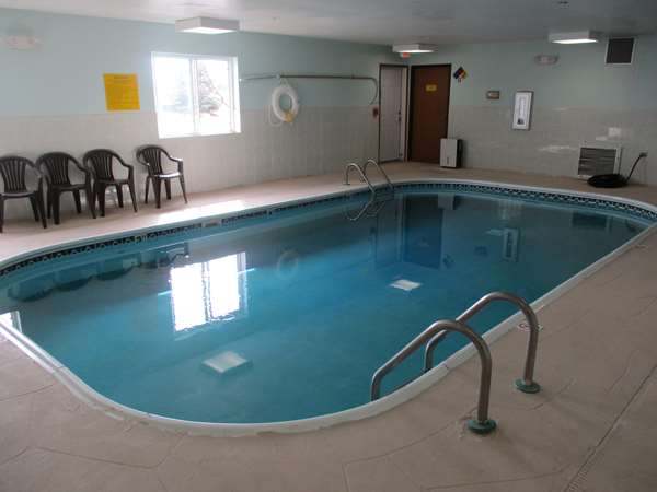Pool - SureStay Plus by Best Western Bettendorf - I-74, Exit 2