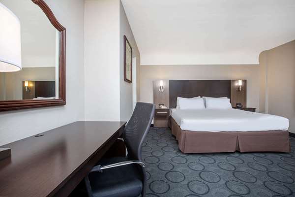  - Baymont Inn & Suites Downtown San Diego - I-5, Exits 16 & 16B