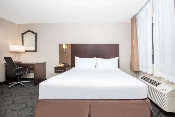  - Baymont Inn & Suites Downtown San Diego - I-5, Exits 16 & 16B