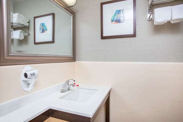  - Baymont Inn & Suites Downtown San Diego - I-5, Exits 16 & 16B