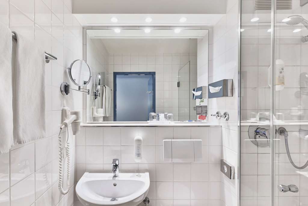 H PLUS HOTEL FRANKFURT AIRPORT-guestroom-Guest Room,Bathroom,On-Site.jpg