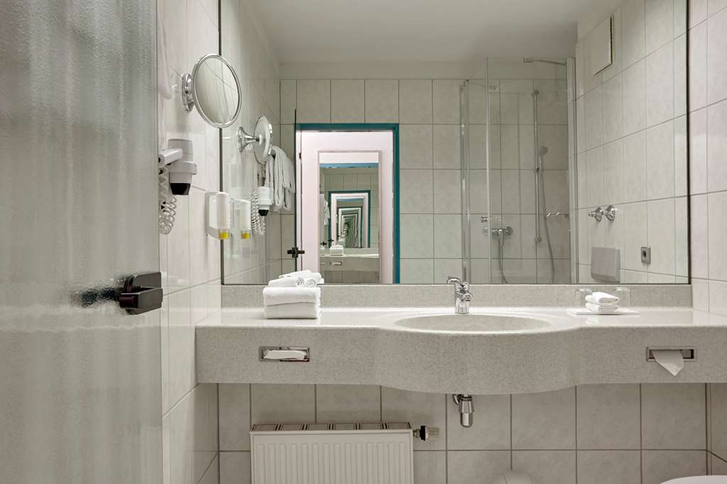 H+ STUTTGART-HERRENBERG-guestroom-Guest Room,Bathroom,On-Site.jpg