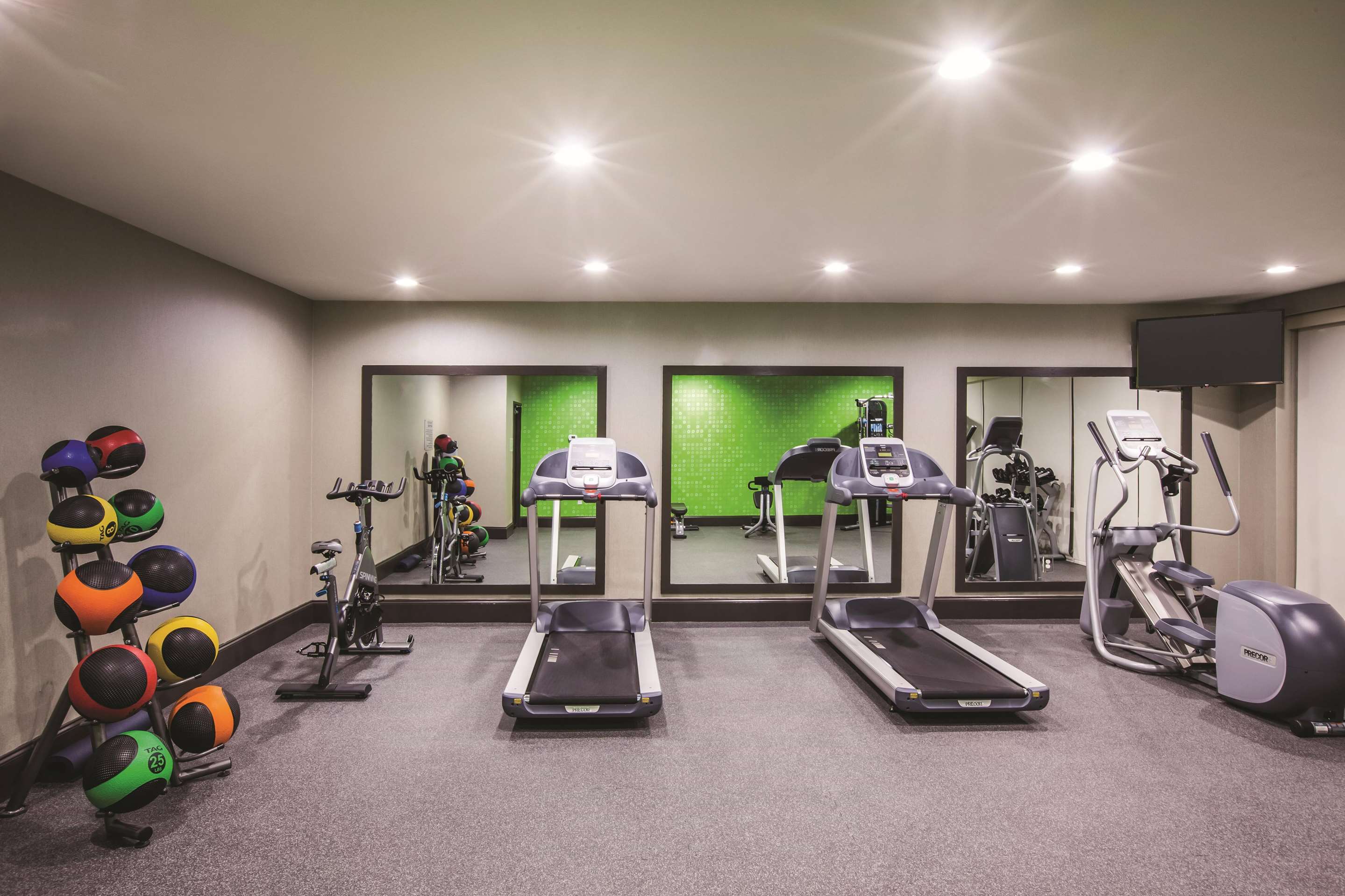 Health club fitness center gym | La Quinta Inn & Suites by Wyndham Baton Rouge - Port Allen