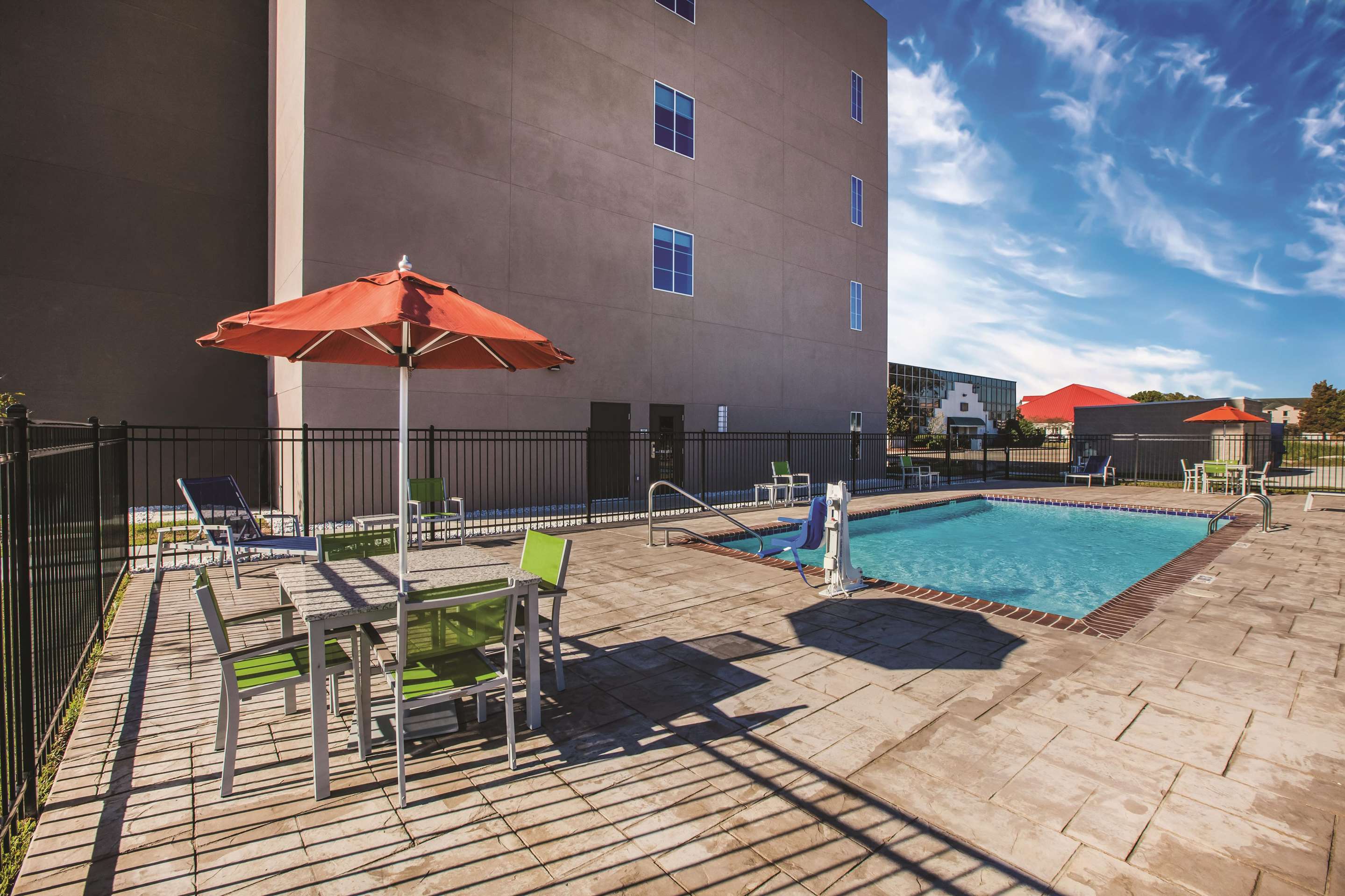 Pool | La Quinta Inn & Suites by Wyndham Baton Rouge - Port Allen