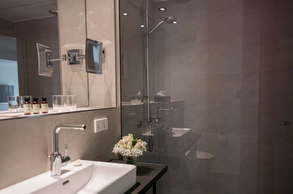 SUYTES Business Studios-guestroom-Guest Room,Bathroom,On-Site.jpg