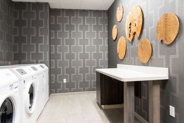  - Hampton Inn & Suites Keystone Mall Indianapolis - I-465, Exit 33