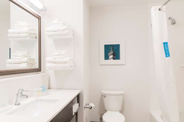  - Hampton Inn & Suites Keystone Mall Indianapolis - I-465, Exit 33