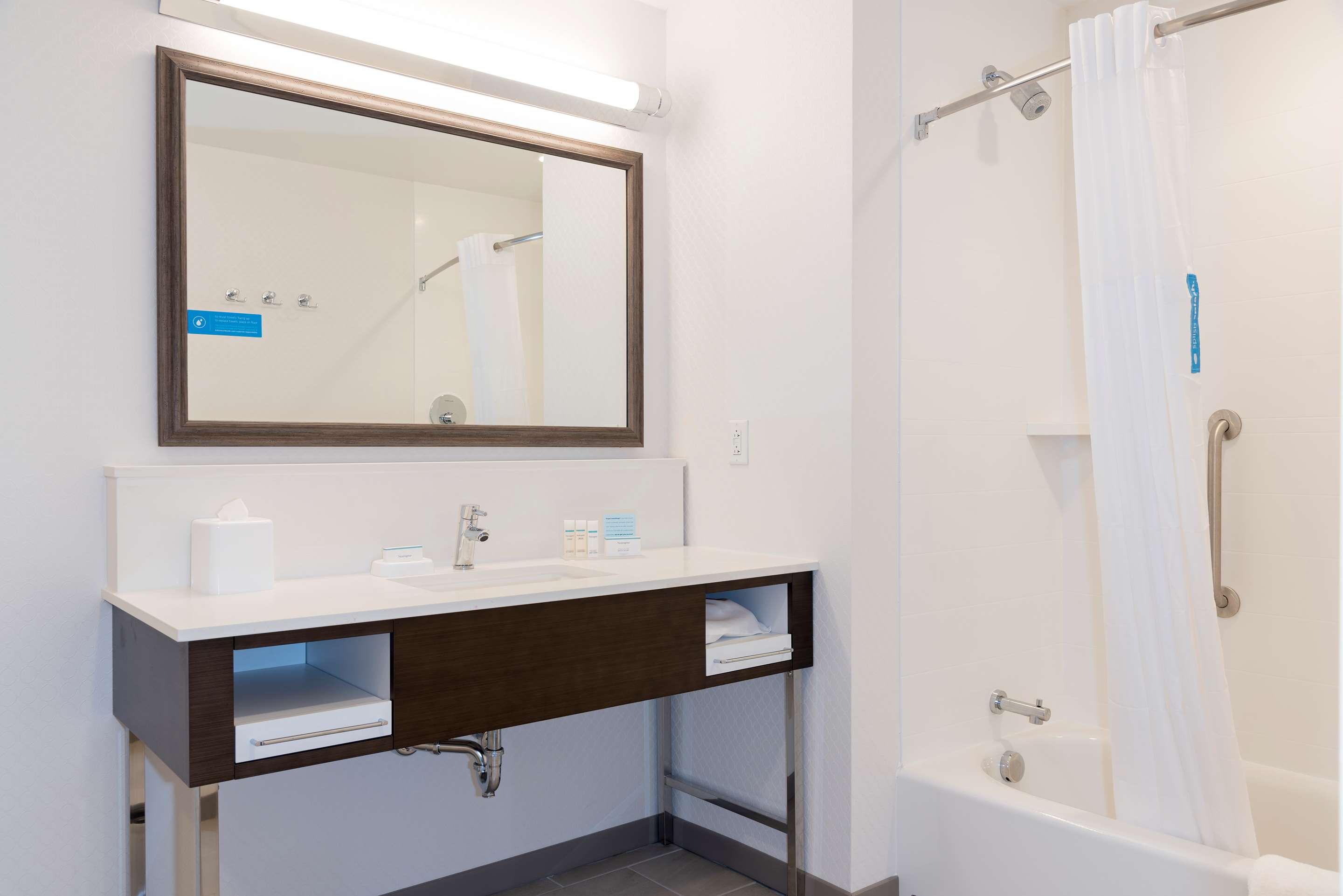 Guest room bath