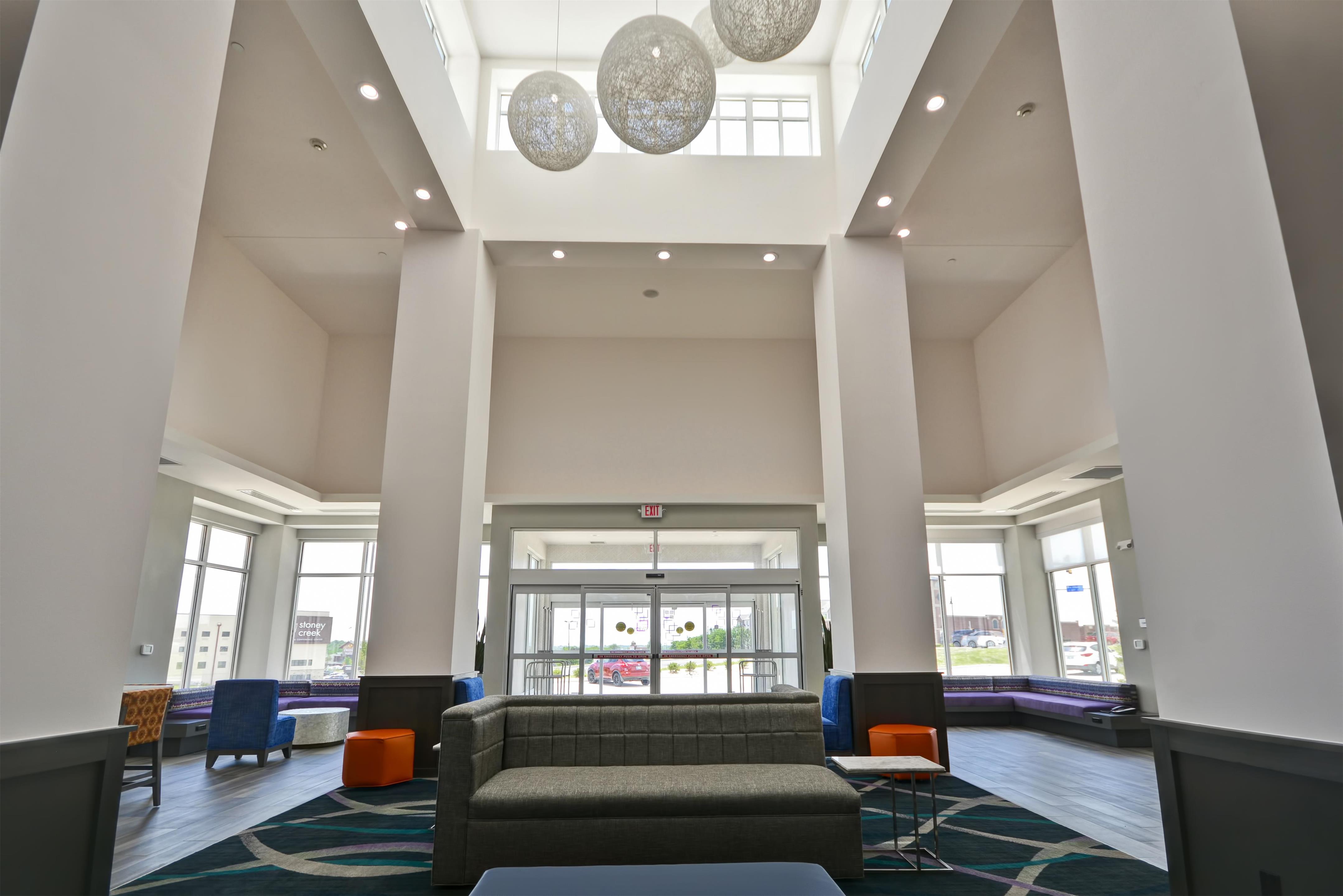 Lobby | Hilton Garden Inn Tulsa-Broken Arrow