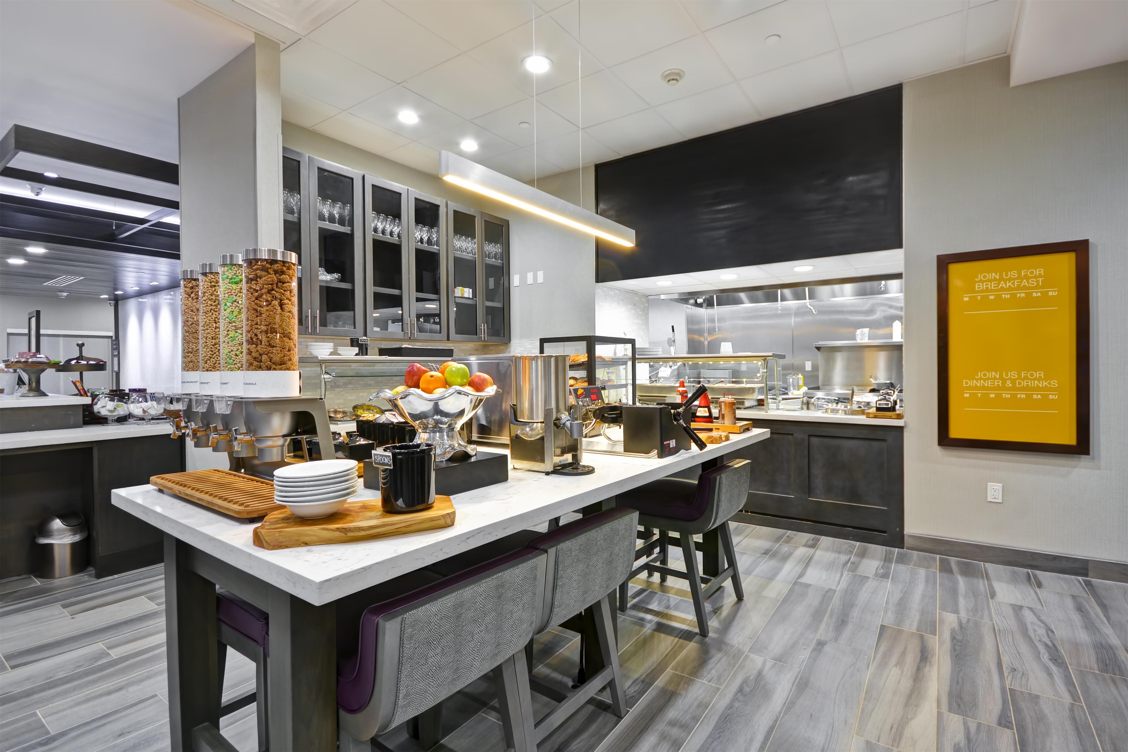Breakfast Area | Hilton Garden Inn Tulsa-Broken Arrow