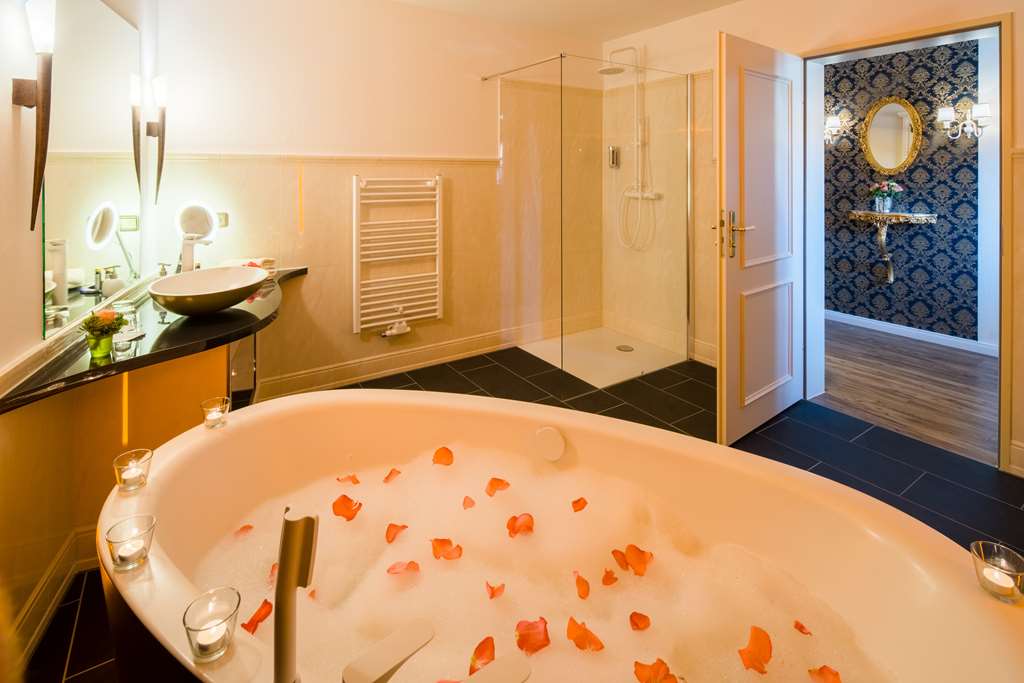 Schlosshotel Klaffenbach-guestroom-Guest Room,Bathroom,Suite,On-Site.jpg
