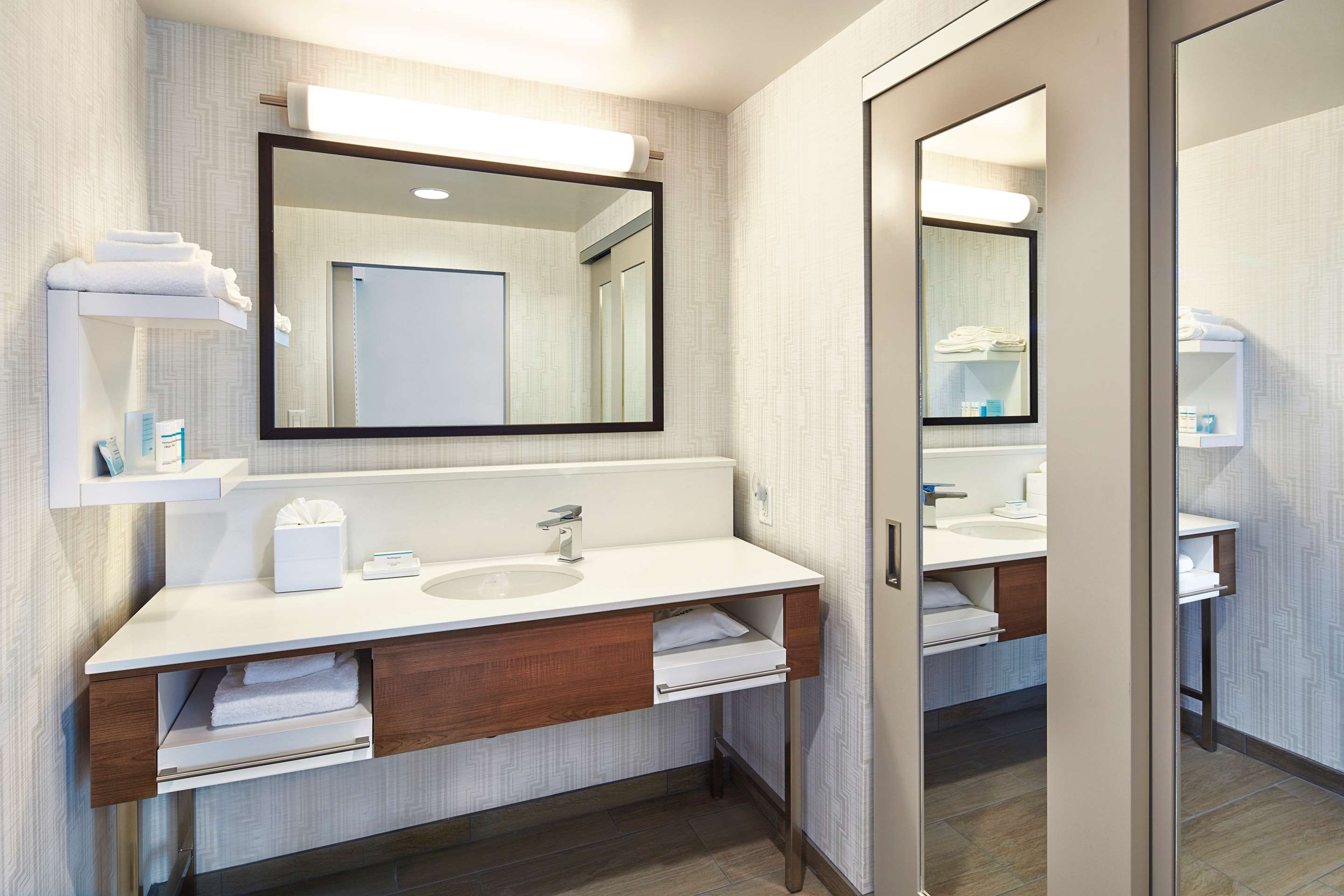 Guest room bath