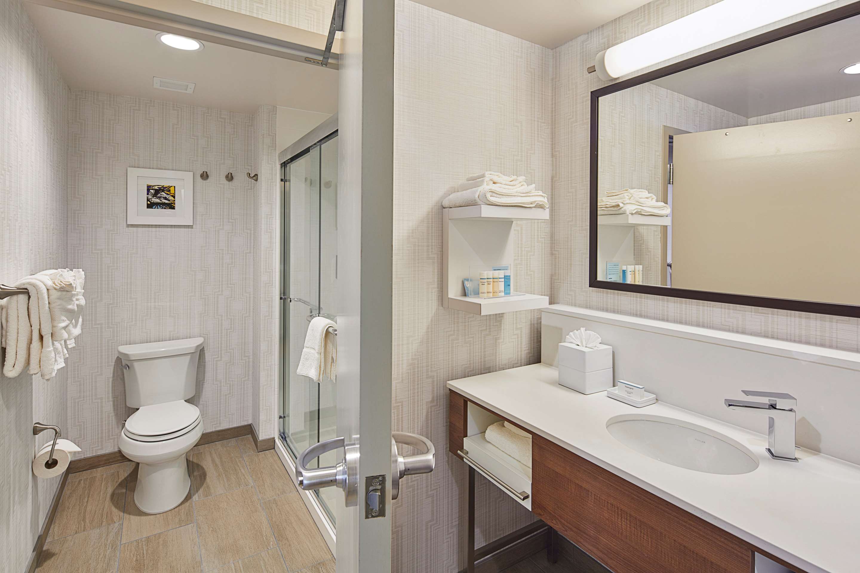 Guest room bath