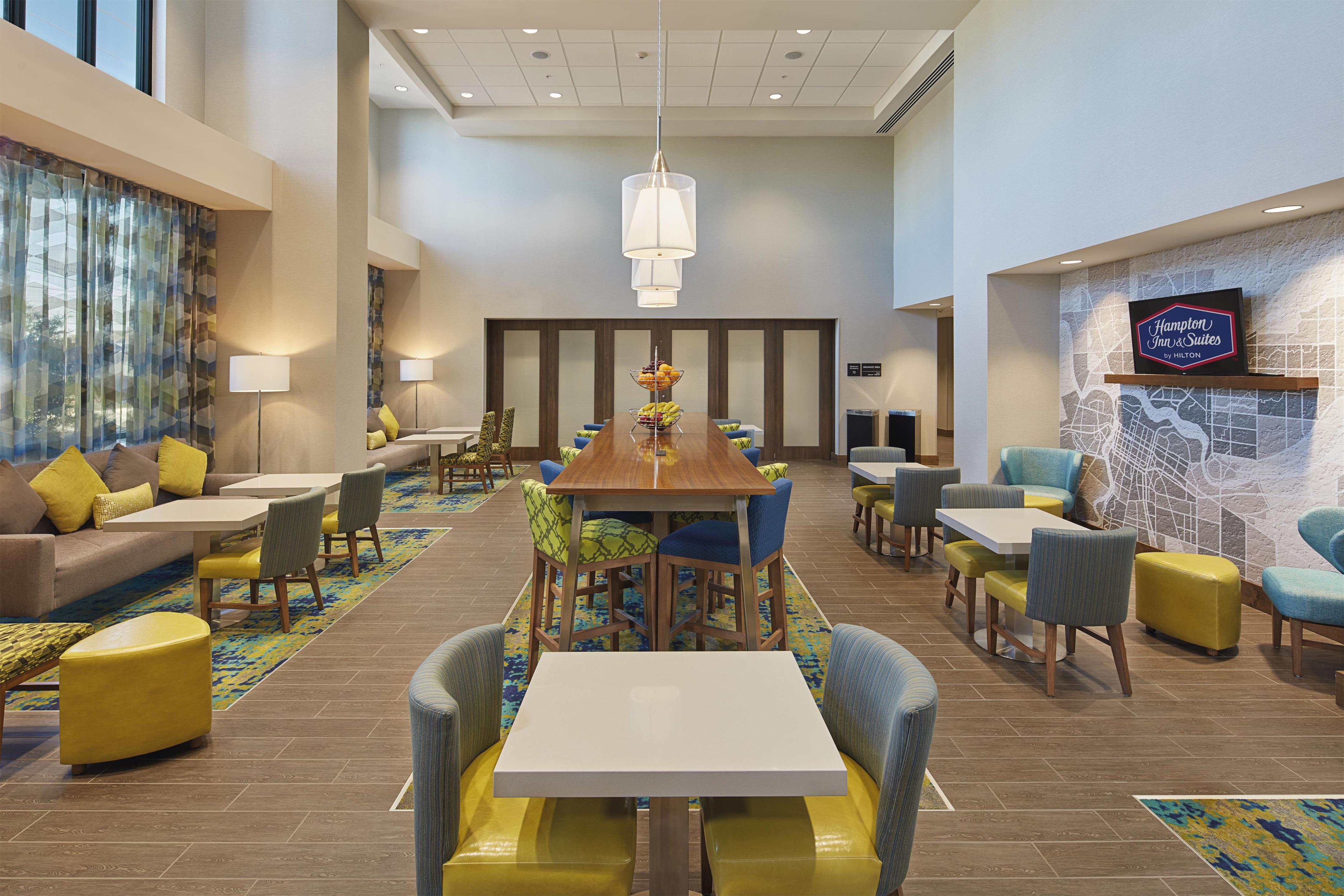 Lobby | Hampton Inn & Suites Sacramento at Csus